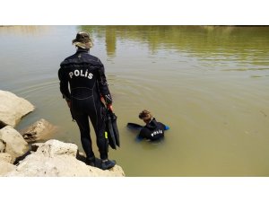 Nehirde kaybolan genci balık adamlar arıyor