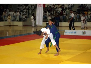 Türk ile Suriyeli çocuklar, judo turnuvasında buluştu