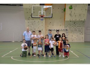 Çocuklar basketbolu üniversitede öğreniyor