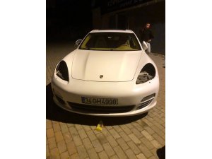 Lüks aracın 55 bin lira değerindeki iki farını çaldılar