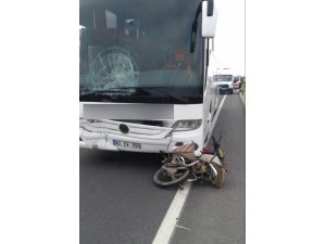 Yolcu otobüsü motosiklete çarptı: 1 ölü