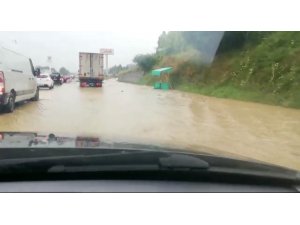 D100 sel sularına teslim oldu, yol trafiğe kapandı