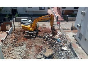 Madde bağımlılarına mekan olan metruk bina yıkıldı