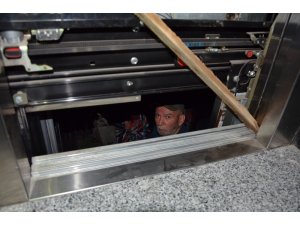 Yaşlı çift saatlerce asansörde mahsur kaldı