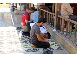 Zabıtayı görünce namaza duran dilenci, selamı verdikten sonra topukladı