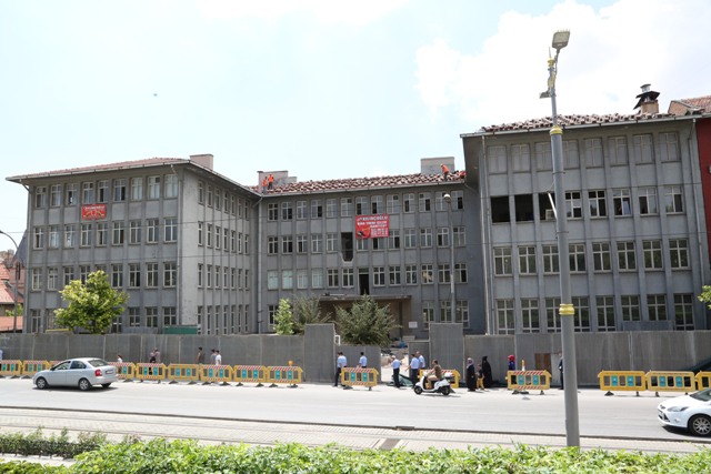 Eski 2. Ordu Komutanlığı binası yıkılıyor