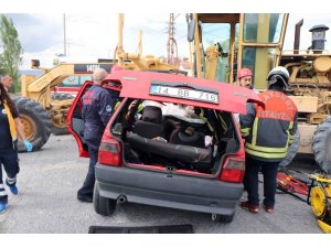 Greydere çarpan otomobil pert oldu: 1 ölü, 2 yaralı