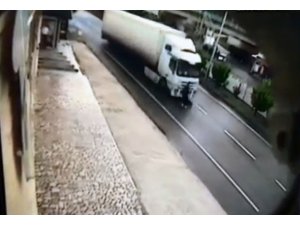 Kendini TIR’ın önüne attı