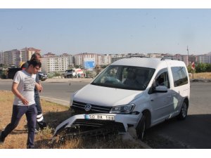 Siirt’te virajı alamayan otomobil refüje çarptı: 3 yaralı