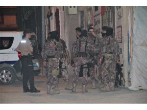 Silah çekip eve saklandılar, Özel Harekat Timi operasyonla yakaladı