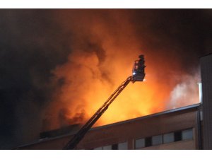 Yanan fabrikada mahsur kalan 20 kişi kurtarıldı