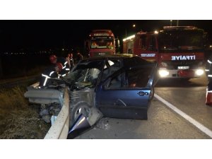 Otomobil bariyere saplandı: 2 ağır yaralı