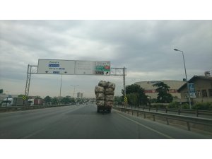 E-5’te aşırı yüklü kamyonet tehlike saçtı