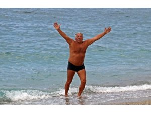 Boğuldu sanılan yaşlı adam, kıyıya çıktığında zafer pozu verdi