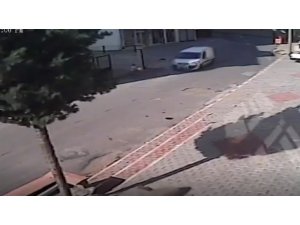 Bisikletli çocuğa araç çarptı, olay güvenlik kamerasına yansıdı
