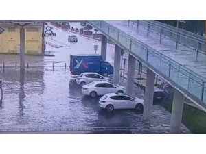 Lüks otomobil durağa böyle daldı