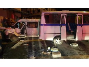 Alaşehir’de işçi minibüsünün freni patladı: 13 yaralı