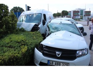 İlaç firması aracı otomobille çarpıştı: 2 yaralı