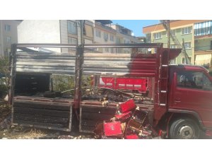 Elektrik tellerinden sıçrayan kıvılcım kamyonu yaktı