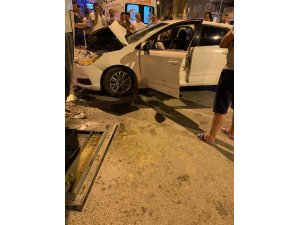 Kontrolden çıkan otomobil midibüse böyle çarptı