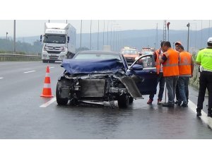 Lüks otomobil hurdaya döndü, 2 kişi burunları bile kanamadan kurtuldu