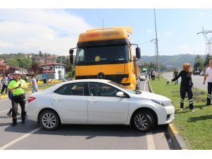 Tırın çarptığı otomobil metrelerce sürüklendi