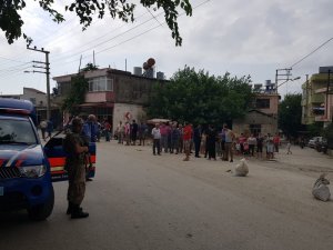 Yere düşen elektrik kablosu panik yaşattı