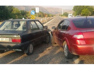 İki otomobil çarpıştı: 5 Yaralı