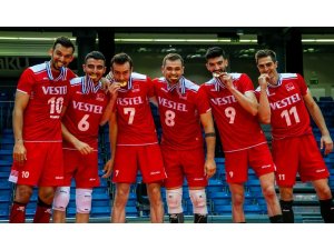 Milliler, kupa ve madalyalarını aldı