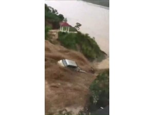 Çin’de sel suları araçları sürükledi