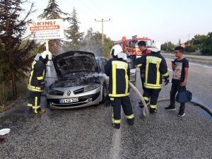 Seyir halindeyken yanan otomobil hurdaya döndü