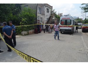 Kız kardeşini boğazını bıçakla keserek öldürdü