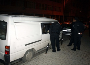 Polisi gören hırsızlık şüphelisi çalamadan kaçtı