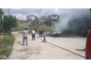 Park halindeki otomobil alev aldı
