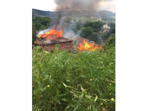 Sinop’ta çıkan yangında 2 ev alevlere teslim oldu