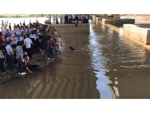 Akıntıya kapılan karpuzun peşinden giden iki kardeş suda kayboldu