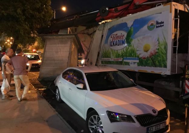 Çöp konteyneri otomobilin üstüne düştü