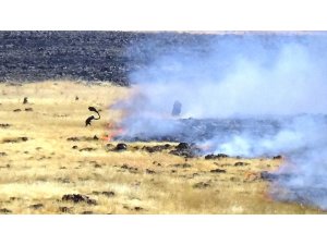 Devasa yangını elbiseleri ile söndürmeye çalıştılar