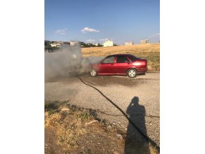 Seyir halindeki otomobil alev aldı