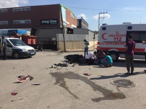 Motosiklet ile minibüs çarpıştı: 1’i ağır 2 yaralı