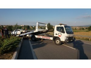 Uşak’ta otomobil ile tır çarpıştı: 4 yaralı