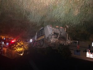 Başkent’te çöp kamyonu takla attı