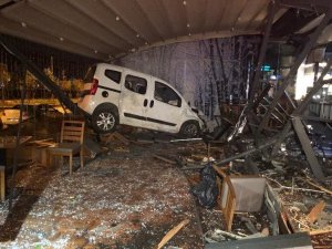 Başkent’te kadın sürücü otomobiliyle kafeye girdi: 1 yaralı