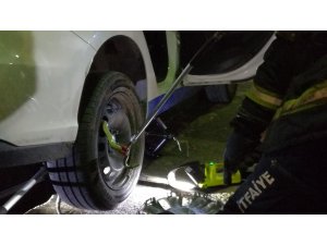 Otomobile giren yılan 4 saatlik çalışma ile çıkarıldı