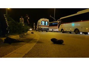 Kırmızı ışıkta geçen ambulans motosiklete çarptı