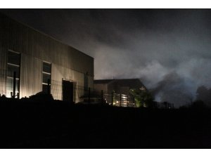 Geri dönüşüm fabrikasının deposunda yangın çıktı