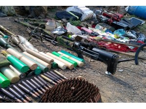 Hakurk’ta 3 girişli mağarada pek çok mühimmat ve yaşam malzemeleri ele geçirildi