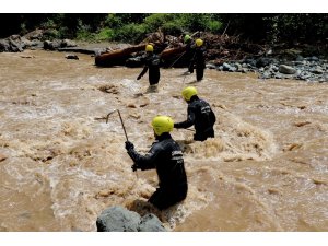 Selde kaybolan 2 kişinin aramalarına devam ediliyor