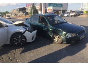 Kaza yapan araçtan çıkan çocuklar gözyaşlarına boğuldu