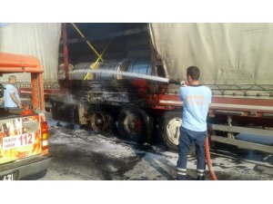 İtfaiyenin erken müdahalesiyle tır tamamen yanmaktan kurtarıldı